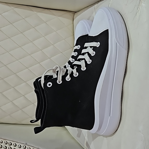 WILD FABLE UNISEX HIGH TOP BLACK AND WHITE SNEAKERS SIZE 11 - Picture 2 of 5